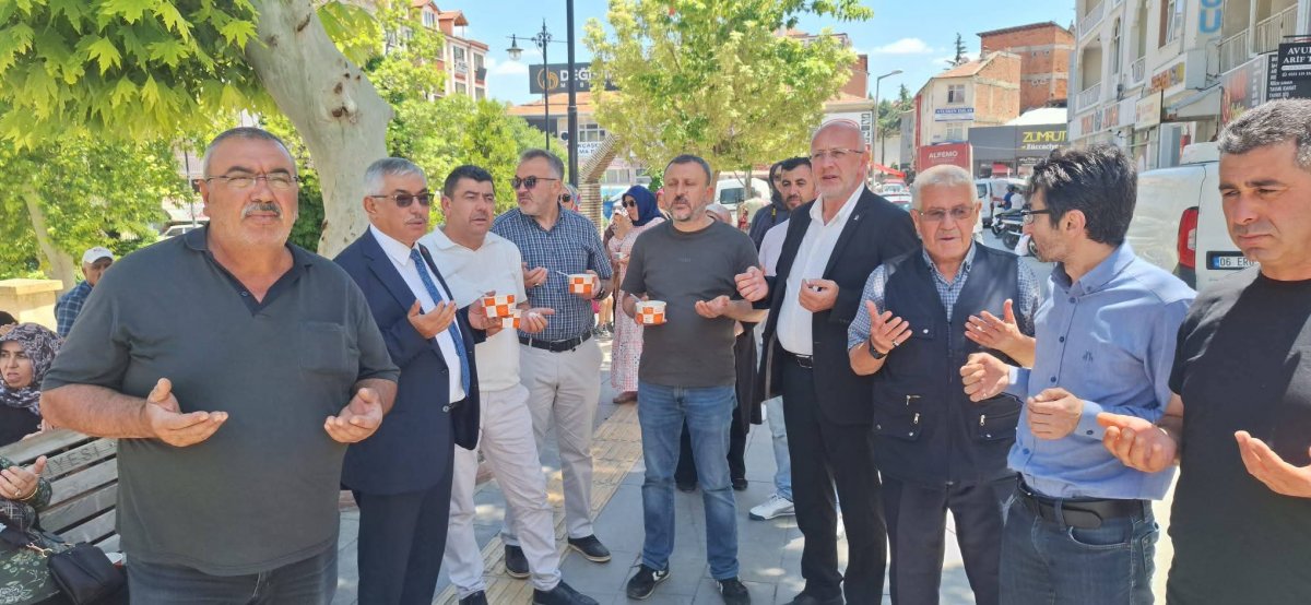 AK Parti Karaman İl Teşkilatı'ndan Yunus Emre Camii'nde Aşure İkramı