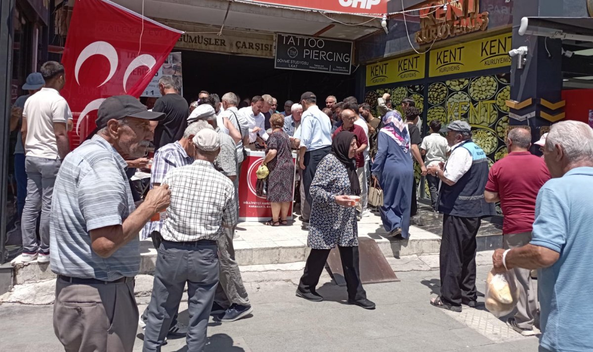 MHP ve Ülkü Ocakları Karaman'da Aşure İkramı Düzenledi